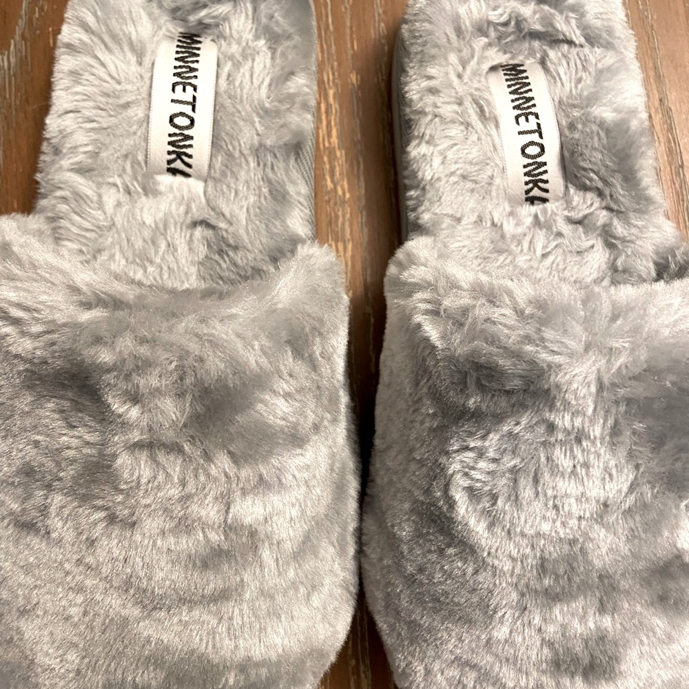 NIB Minnetonka women’s slippers.
